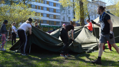 Partiolaisia pystyttämässä telttaa Kirkkopuistossa